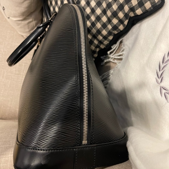Authentic LV Epi Alma GM with charm - Picture 9 of 14
